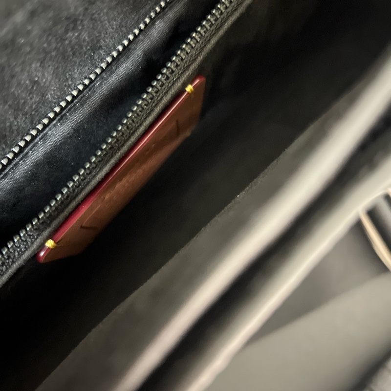 COACH 經 典SIGNATURE 皮革斜背手袋-10