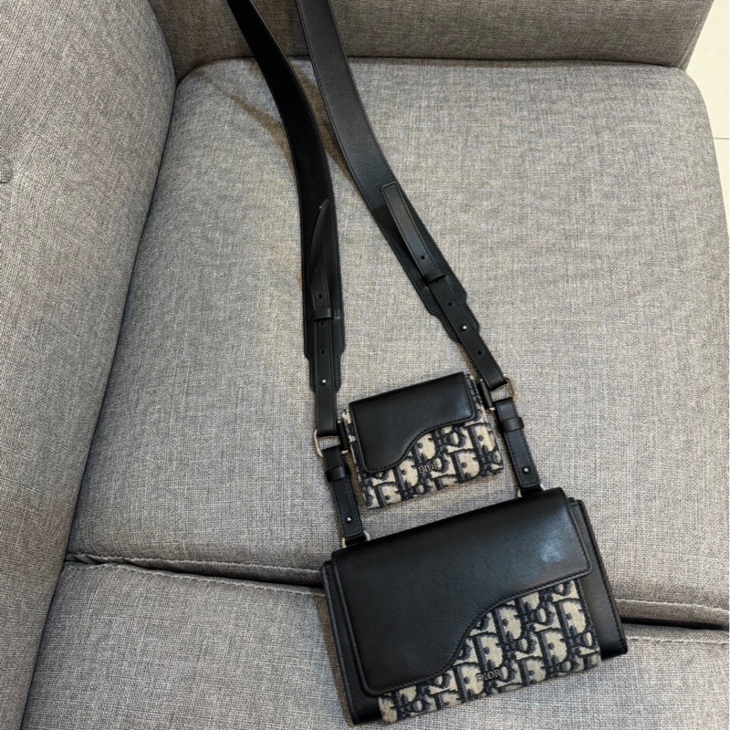 Christian Dior Dior Elite 經典緹花拼接二合一卡片翻蓋斜背包(黑)-0