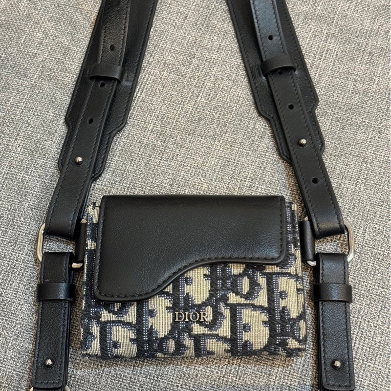 Christian Dior Dior Elite 經典緹花拼接二合一卡片翻蓋斜背包(黑)-1