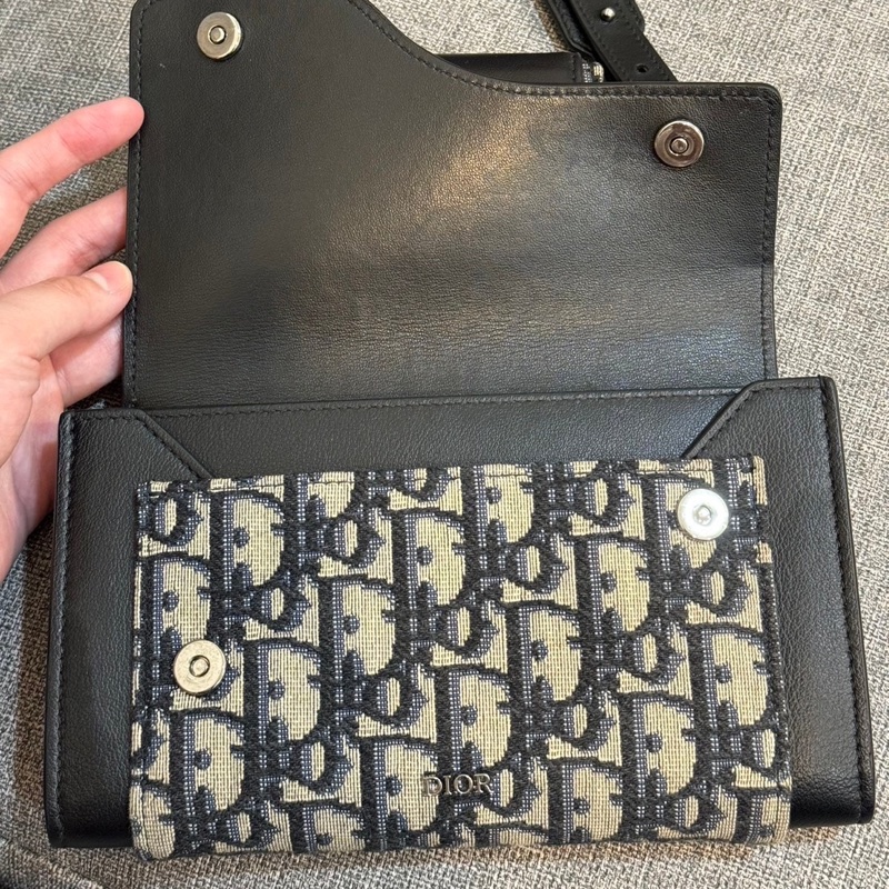 Christian Dior Dior Elite 經典緹花拼接二合一卡片翻蓋斜背包(黑)-3