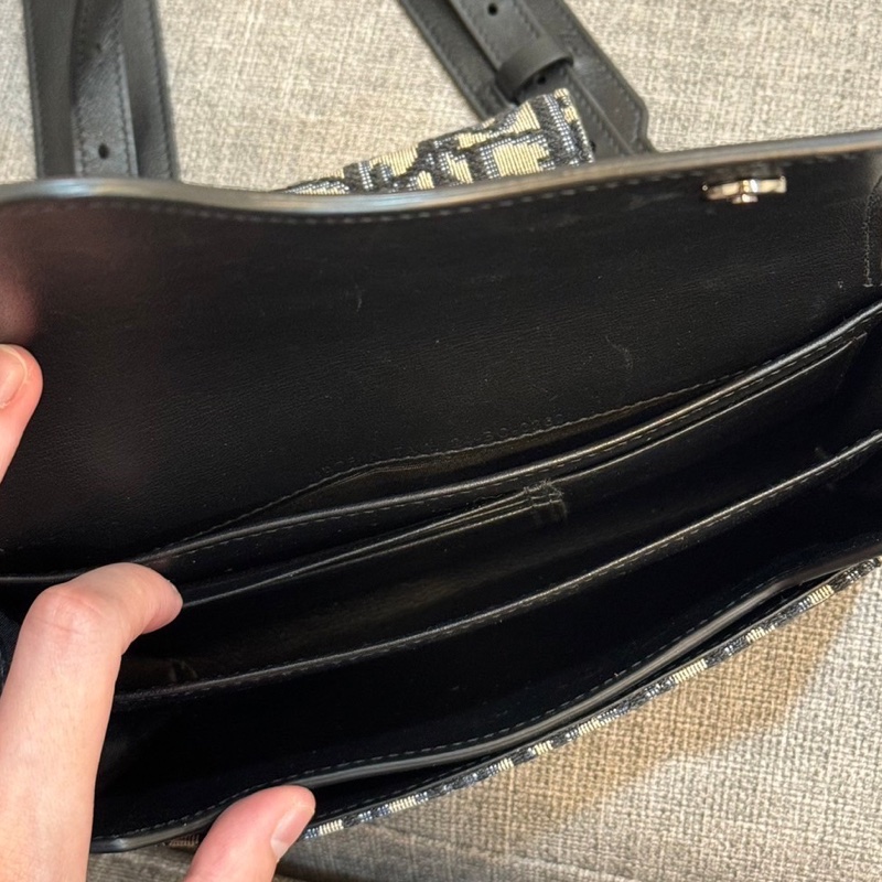 Christian Dior Dior Elite 經典緹花拼接二合一卡片翻蓋斜背包(黑)-12