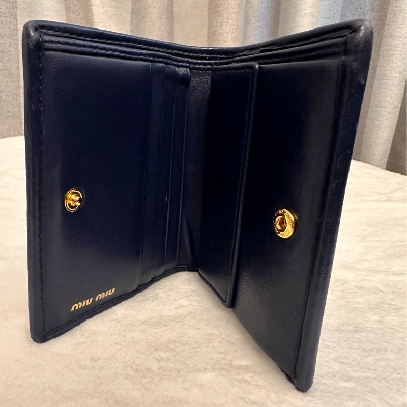 MIU MIU 金屬LOGO山型紋羊皮對開釦式短夾 深藍-2