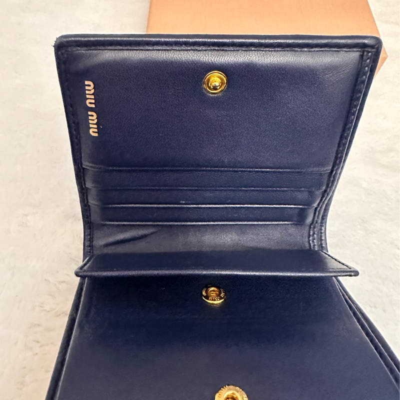 MIU MIU 金屬LOGO山型紋羊皮對開釦式短夾 深藍-3