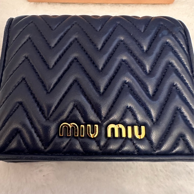 MIU MIU 金屬LOGO山型紋羊皮對開釦式短夾 深藍-6