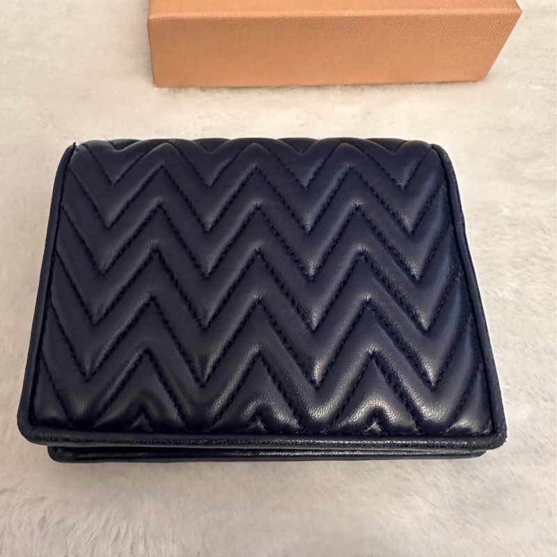 MIU MIU 金屬LOGO山型紋羊皮對開釦式短夾 深藍-7