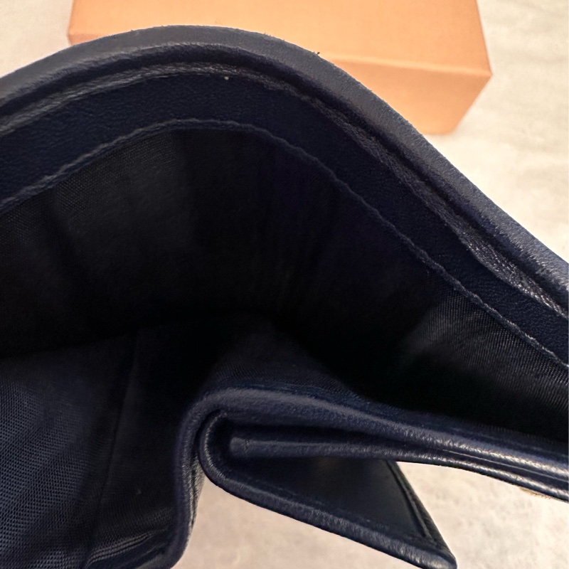 MIU MIU 金屬LOGO山型紋羊皮對開釦式短夾 深藍-9