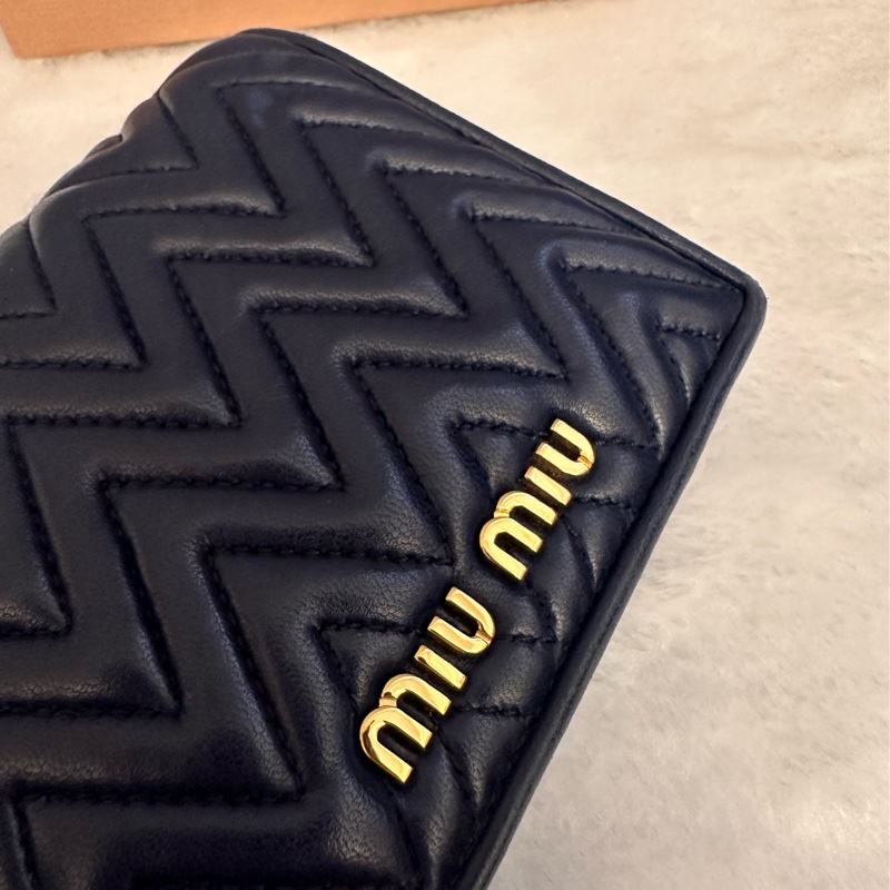 MIU MIU 金屬LOGO山型紋羊皮對開釦式短夾 深藍-10