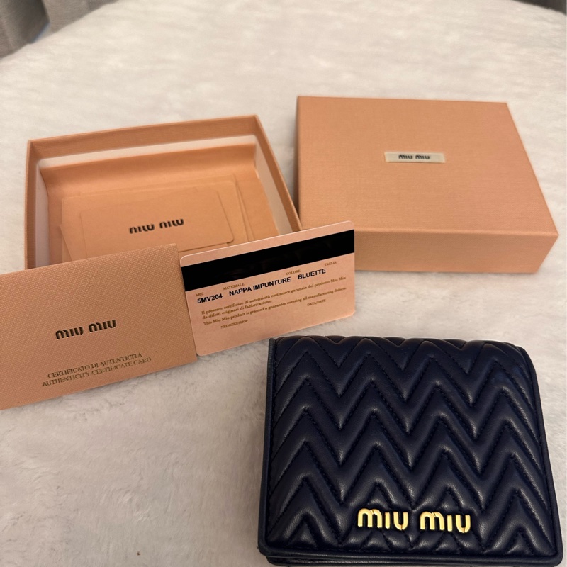 MIU MIU 金屬LOGO山型紋羊皮對開釦式短夾 深藍-11