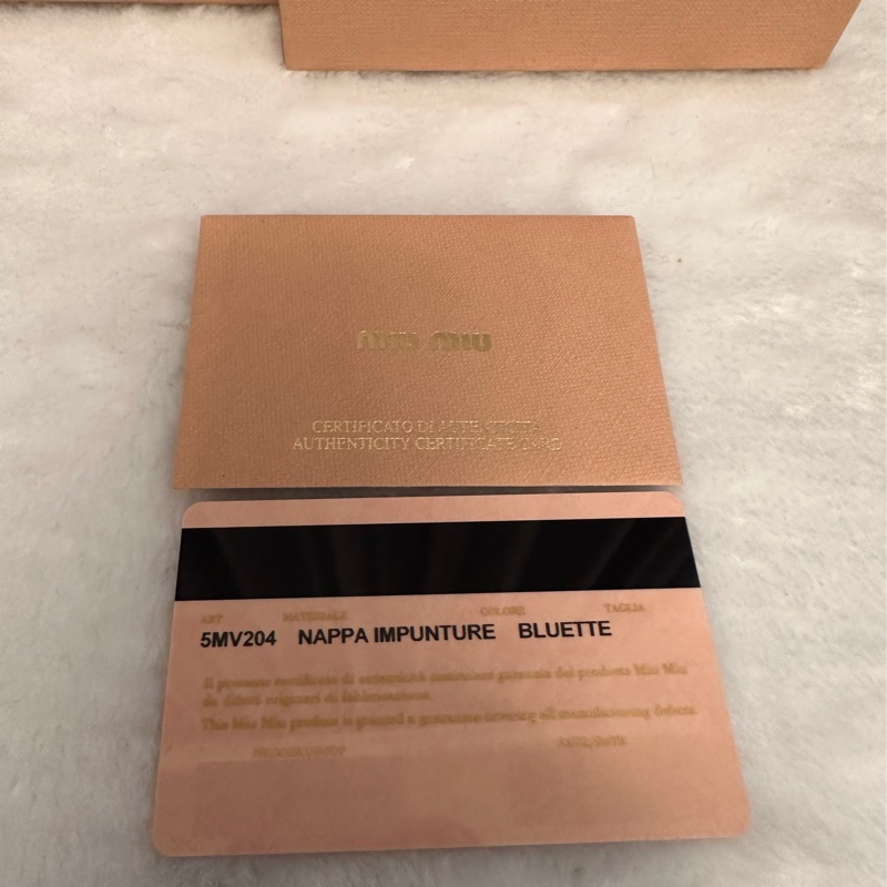 MIU MIU 金屬LOGO山型紋羊皮對開釦式短夾 深藍-12