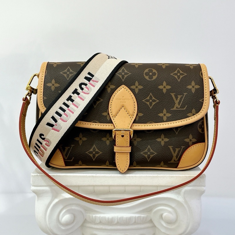 LV 老花翻蓋法棍包-0