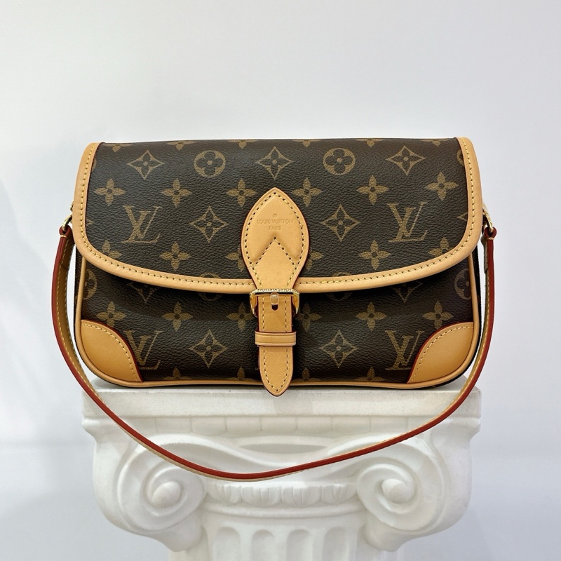 LV 老花翻蓋法棍包-1