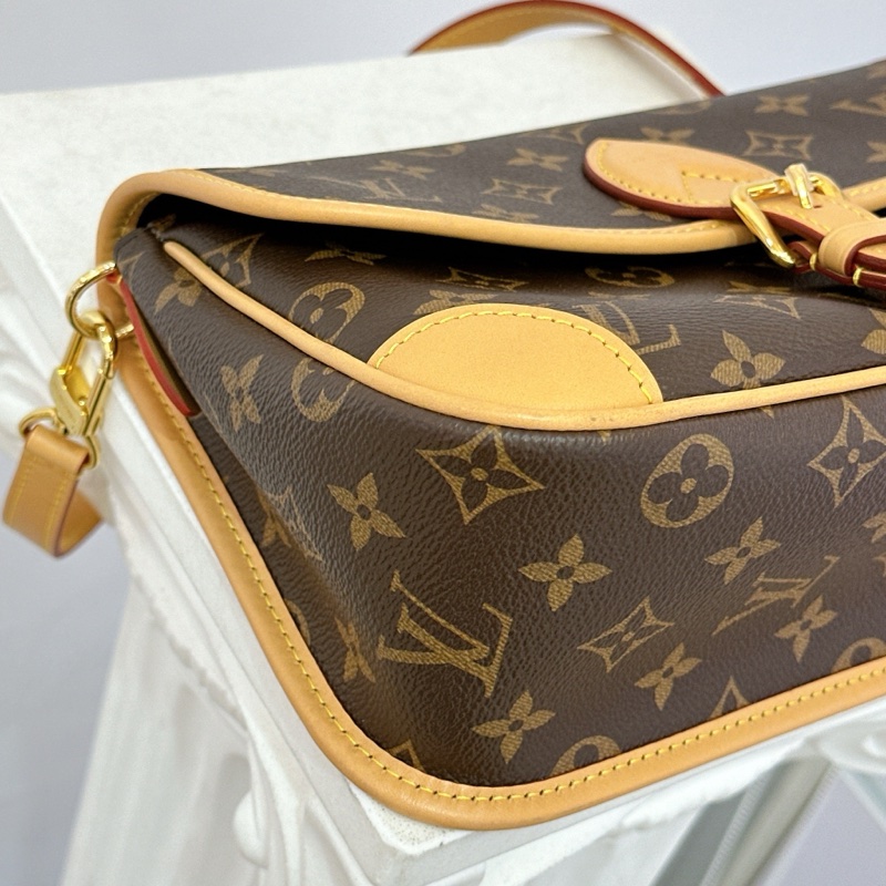 LV 老花翻蓋法棍包-8