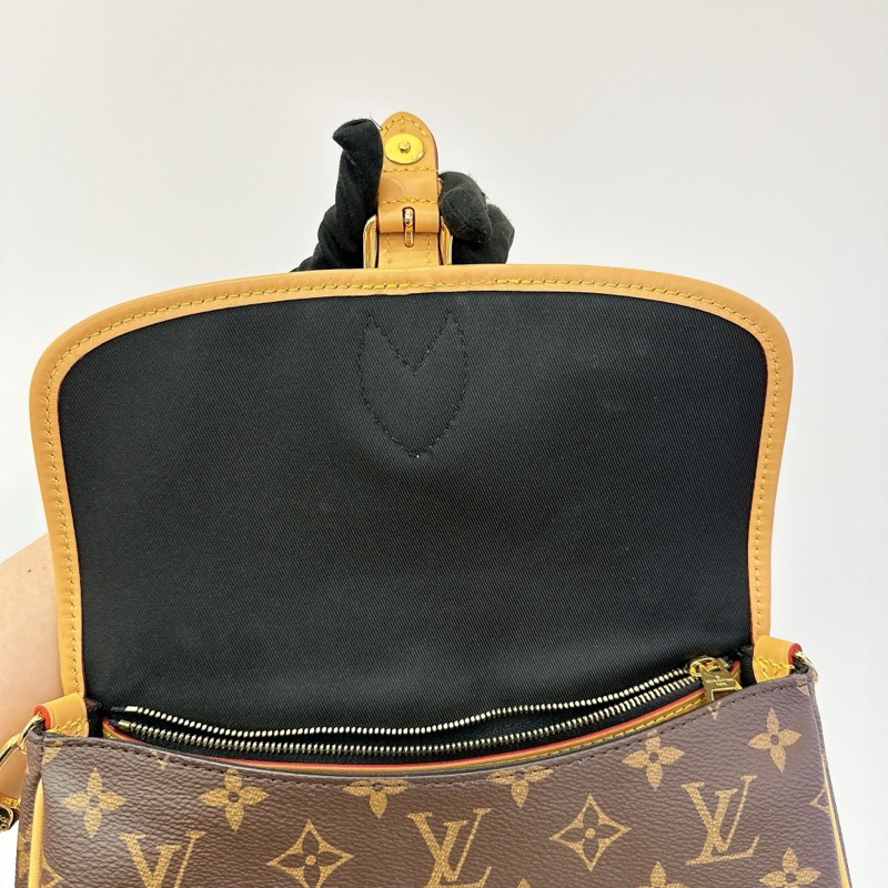 LV 老花翻蓋法棍包-13