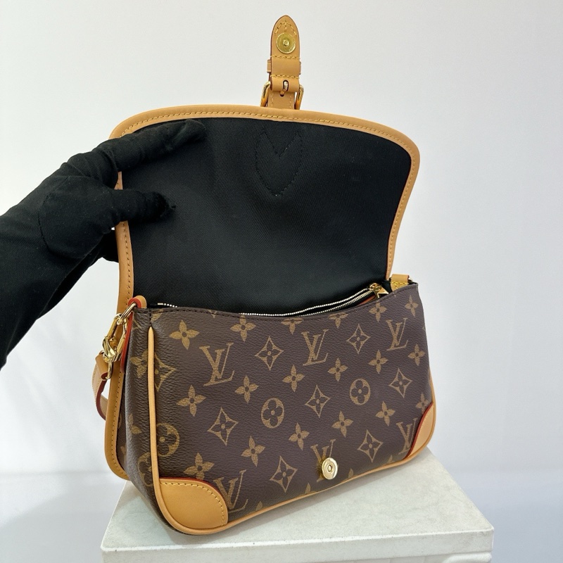 LV 老花翻蓋法棍包-15