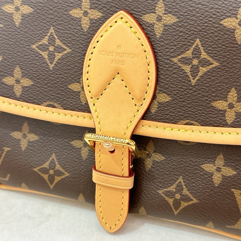 LV 老花翻蓋法棍包-16