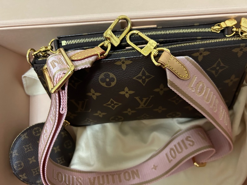LV Louis Vuitton 路易威登 M44813 限量MULTI POCHETTE ACCESSOIRES系列寬背帶五合一斜背包(粉色)-16