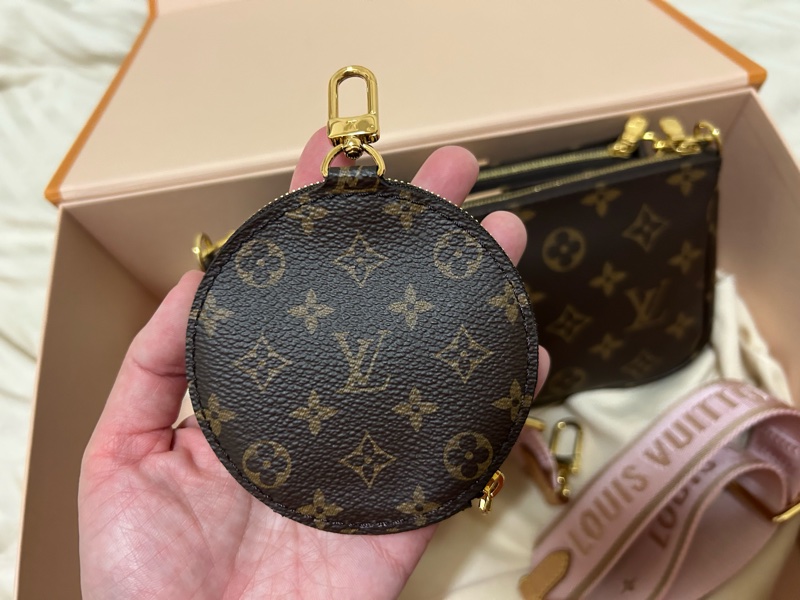 LV Louis Vuitton 路易威登 M44813 限量MULTI POCHETTE ACCESSOIRES系列寬背帶五合一斜背包(粉色)-17