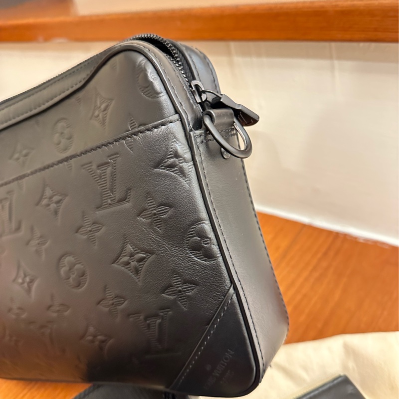 LV 黑壓紋黑武士二合一斜背包-1