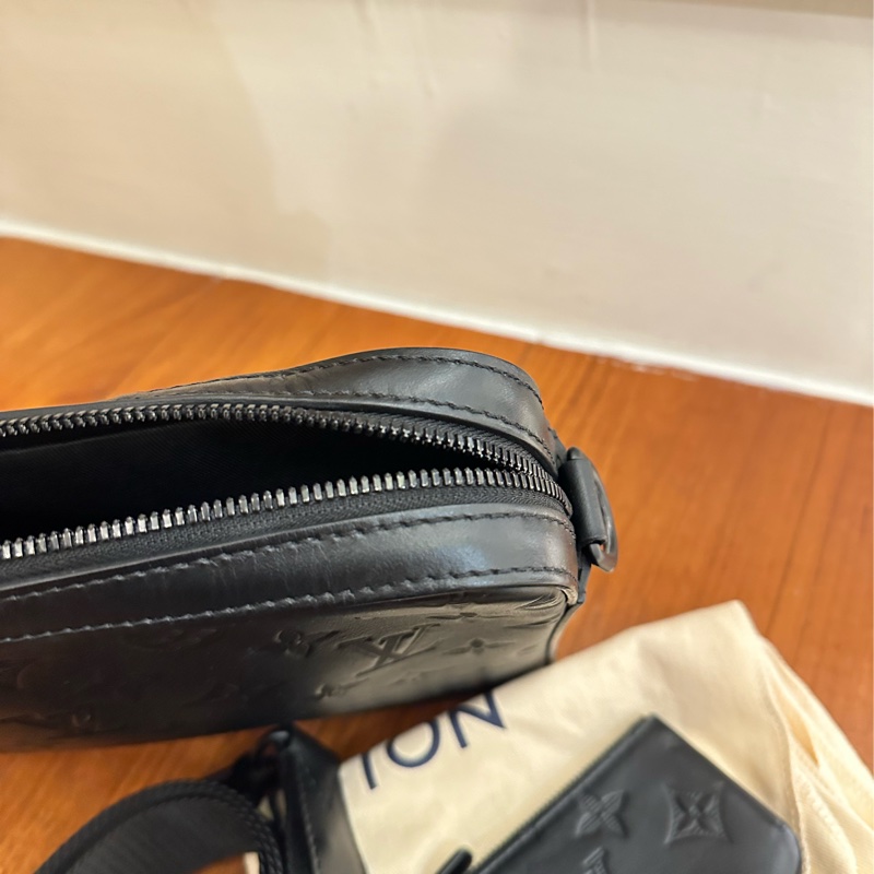LV 黑壓紋黑武士二合一斜背包-7