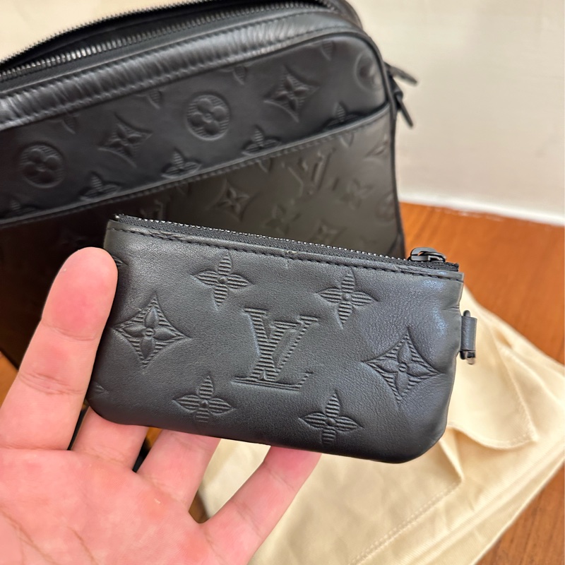 LV 黑壓紋黑武士二合一斜背包-10