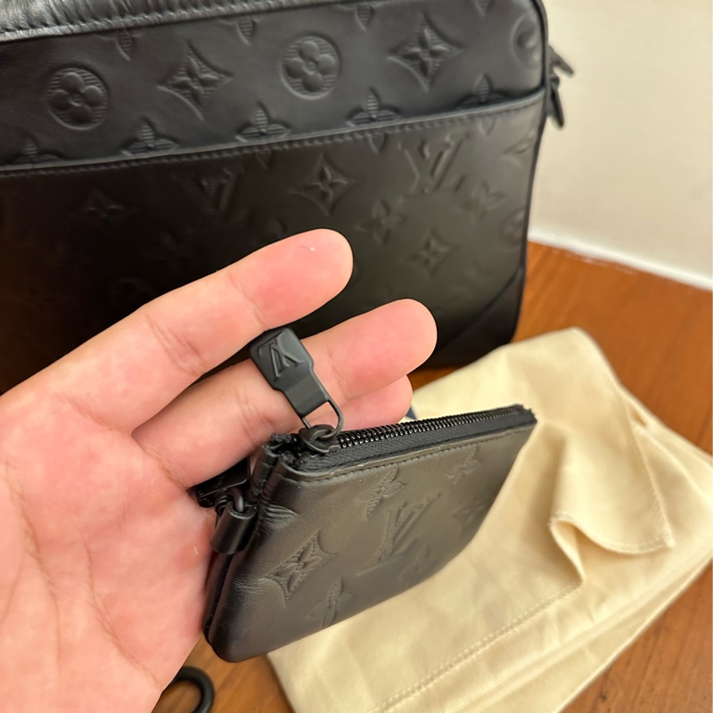 LV 黑壓紋黑武士二合一斜背包-11