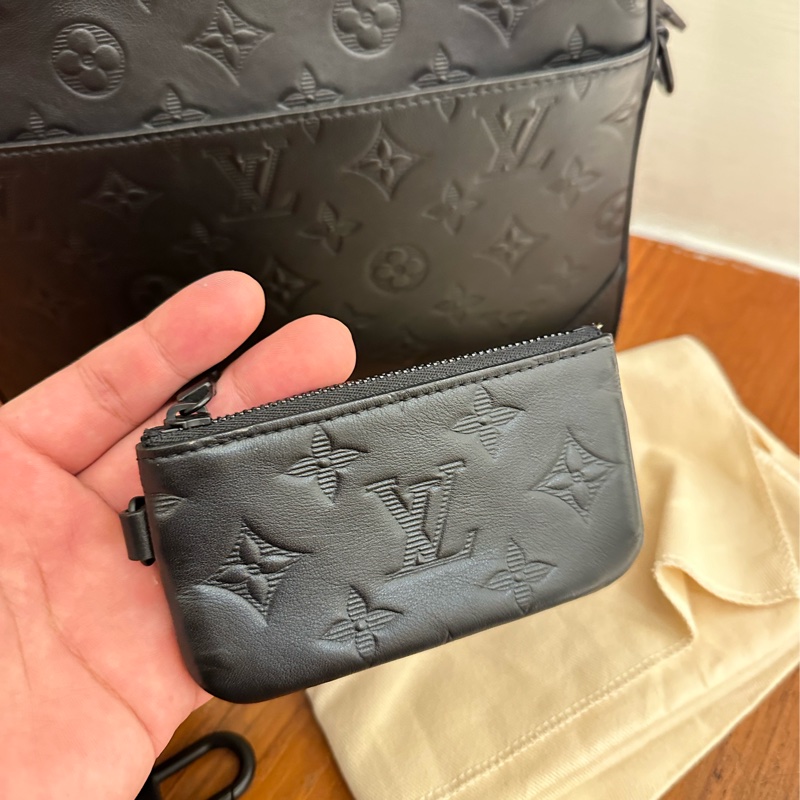 LV 黑壓紋黑武士二合一斜背包-12