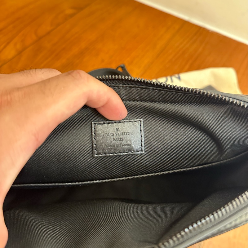 LV 黑壓紋黑武士二合一斜背包-17