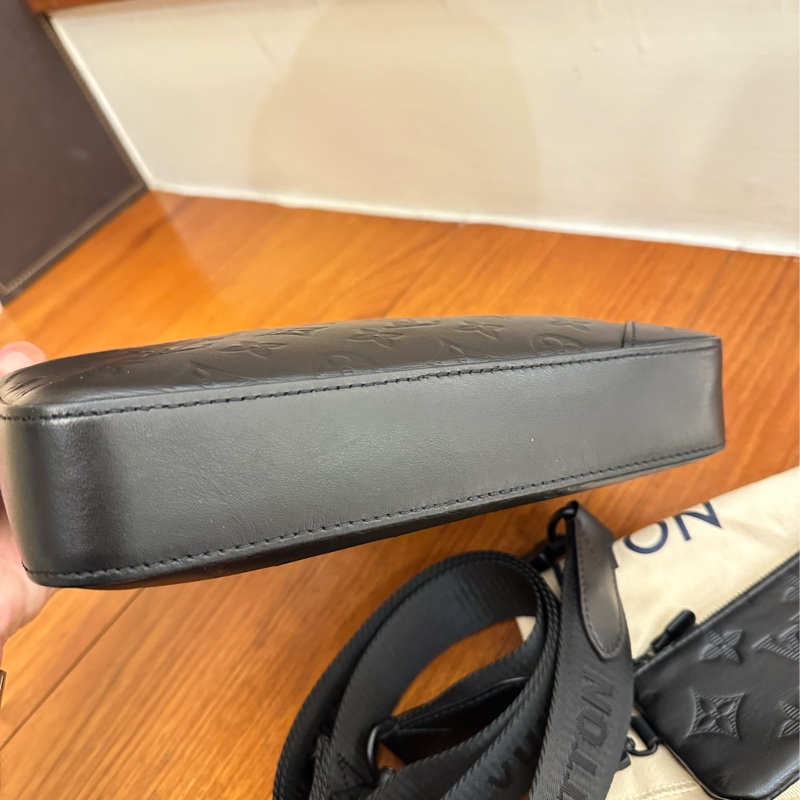 LV 黑壓紋黑武士二合一斜背包-19