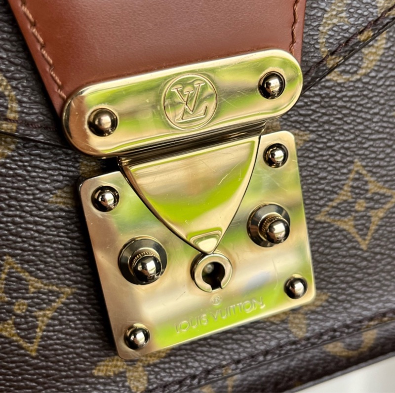 「🍖中秋檔期下殺🍖」（實品超美）LV M51185 海盜包 郵差包 肩背包 手提包 原廠背帶、原廠鑰匙🔑一隻-40