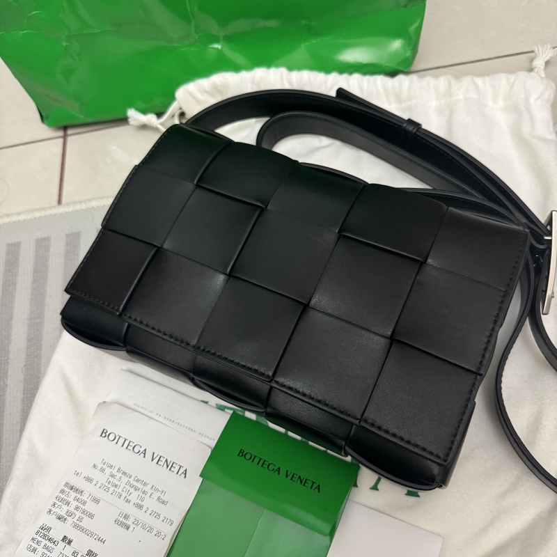 bottega veneta bv cassette 15格 黑色小牛皮銀釦 側背包-5