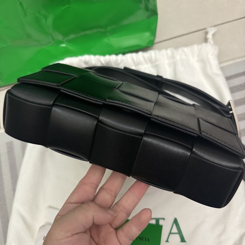 bottega veneta bv cassette 15格 黑色小牛皮銀釦 側背包-8