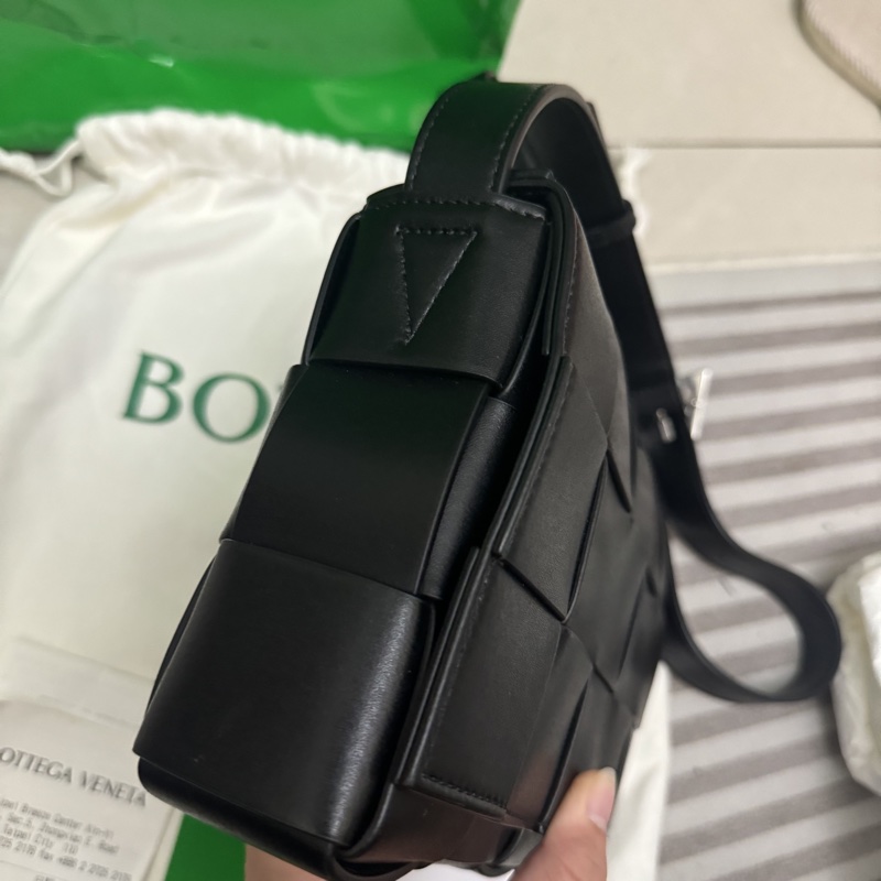 bottega veneta bv cassette 15格 黑色小牛皮銀釦 側背包-9