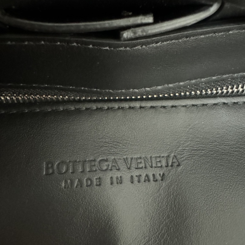 bottega veneta bv cassette 15格 黑色小牛皮銀釦 側背包-13