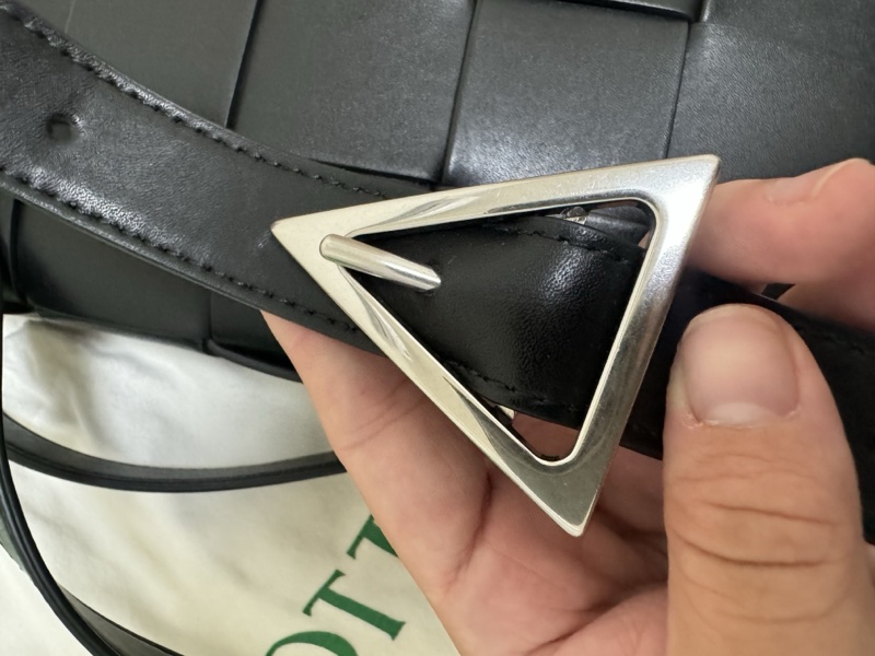 bottega veneta bv cassette 15格 黑色小牛皮銀釦 側背包-17