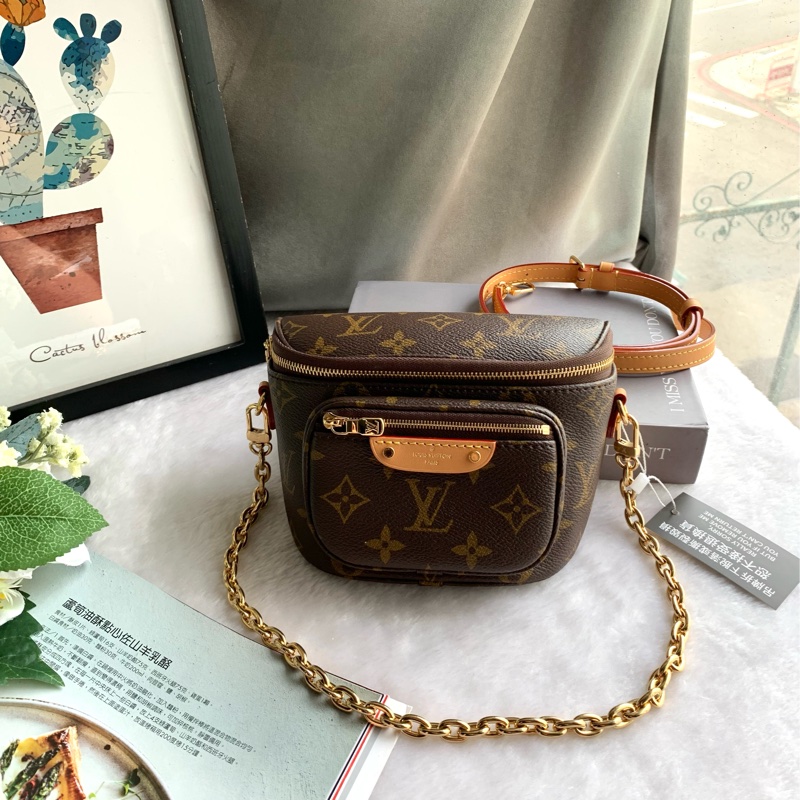 Louis Vuitton 新款 Monogram 塗層帆布迷你腰包 M82335-1