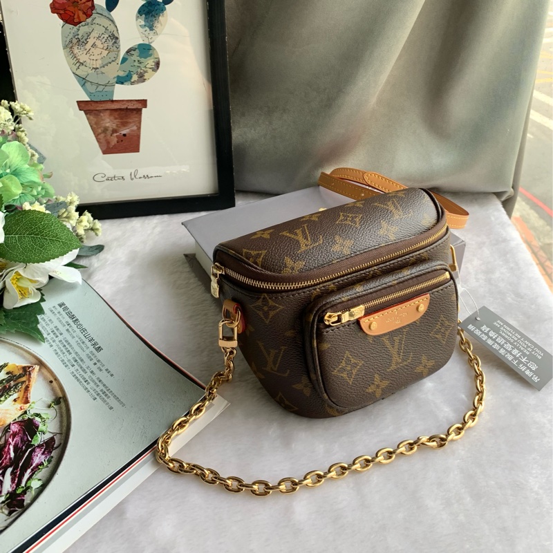 Louis Vuitton 新款 Monogram 塗層帆布迷你腰包 M82335-3