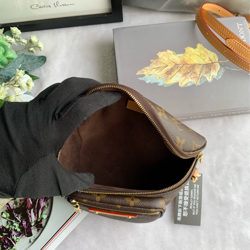 Louis Vuitton 新款 Monogram 塗層帆布迷你腰包 M82335-6