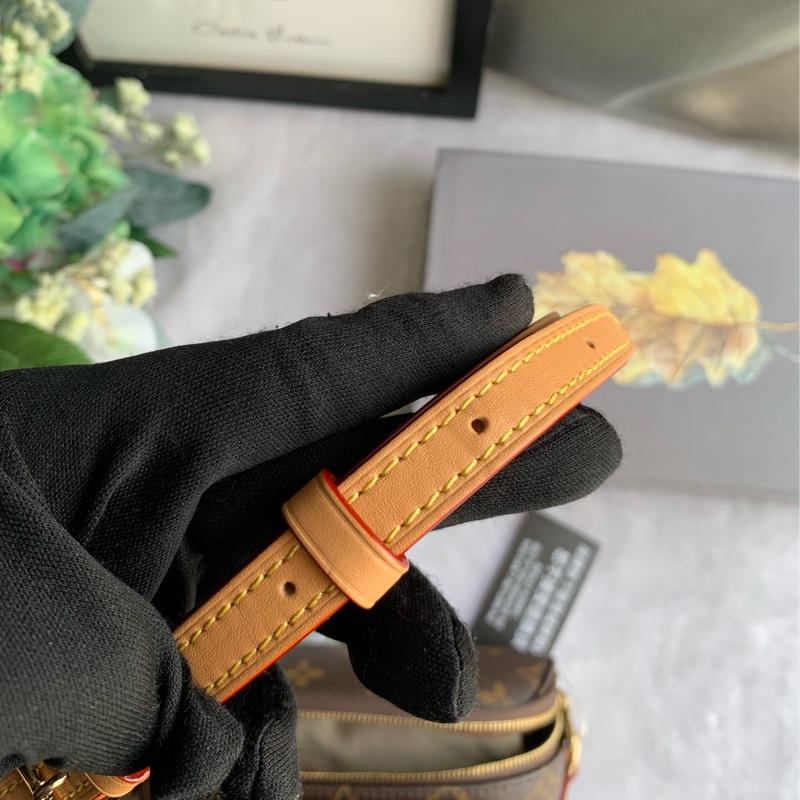 Louis Vuitton 新款 Monogram 塗層帆布迷你腰包 M82335-7