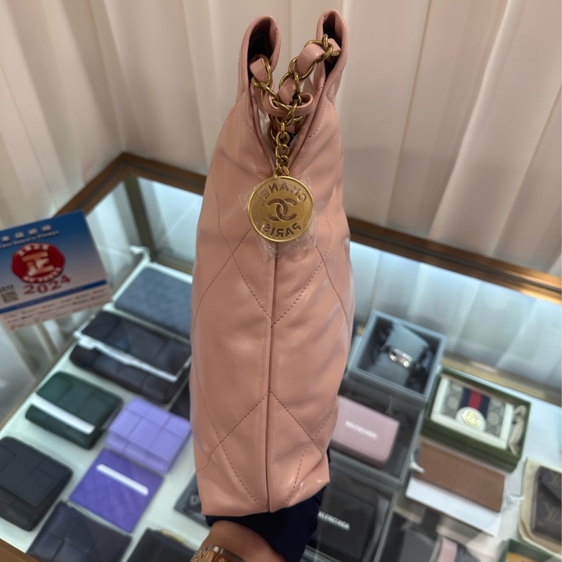 持有正貨標籤🏷️CHANEL 22 Small size 超美的奶油粉色 金扣-2