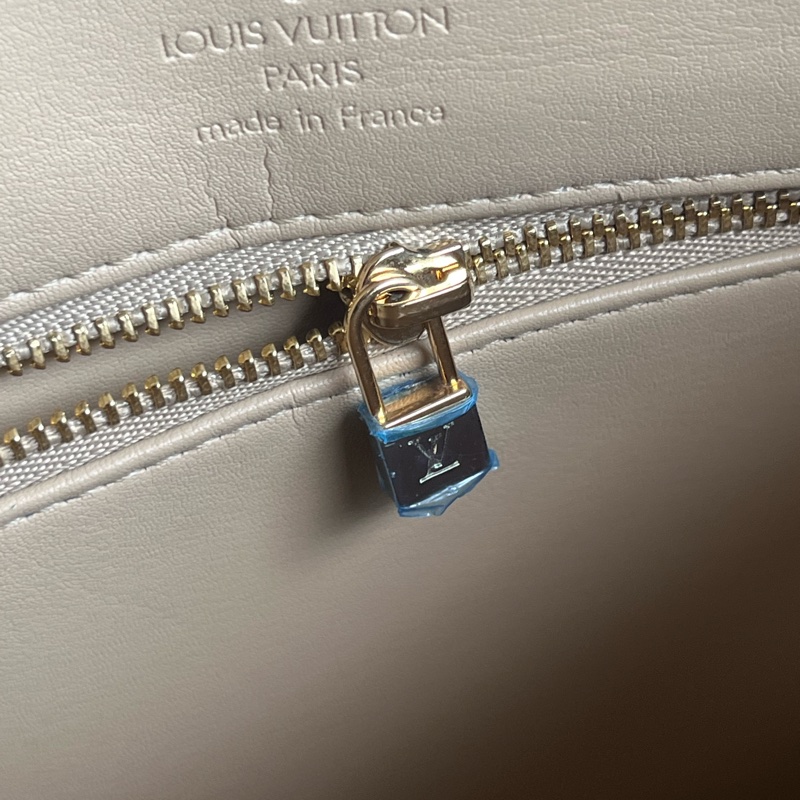 「🍖中秋檔期下殺🍖」(原廠防塵袋 米色內裏)LV Vernis 薇薇安 肩背包 手提包👜-17