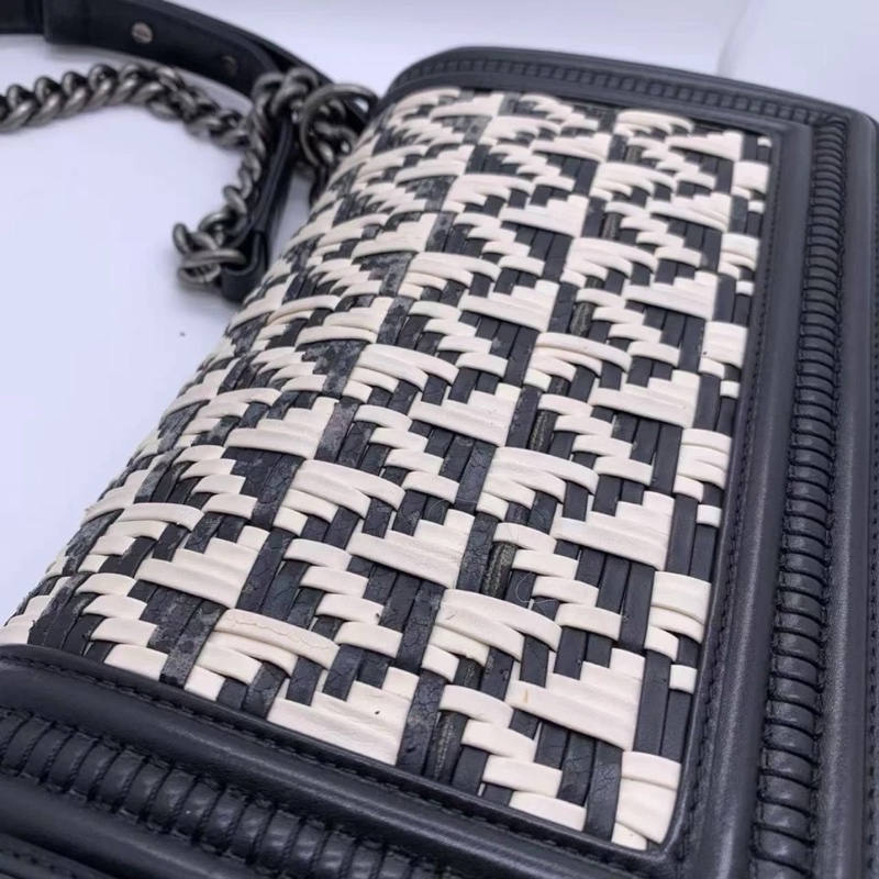 Chanel香奈兒Leboy黑白編織竹藤拼羊皮鏈條包，鐳射21開-16