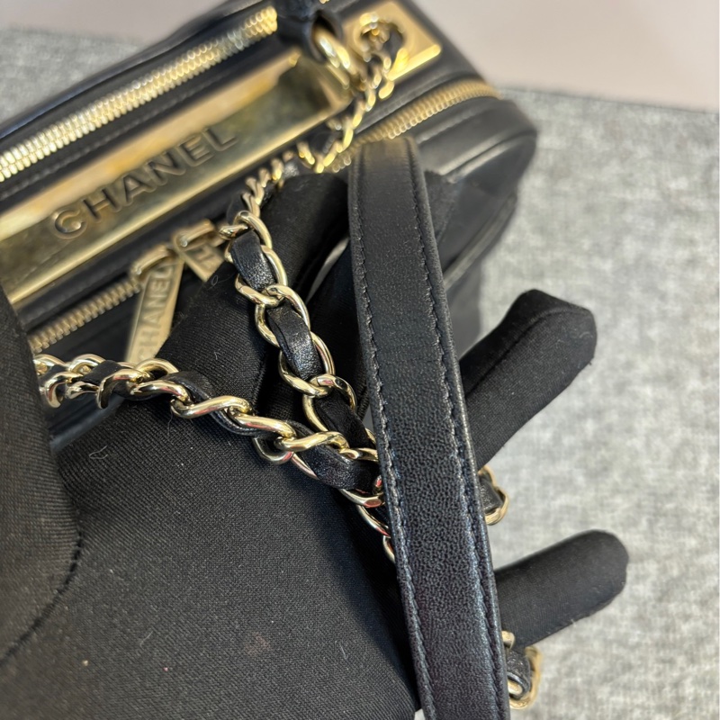 CHANEL Trendy cc黑金羊皮保齡球包-11