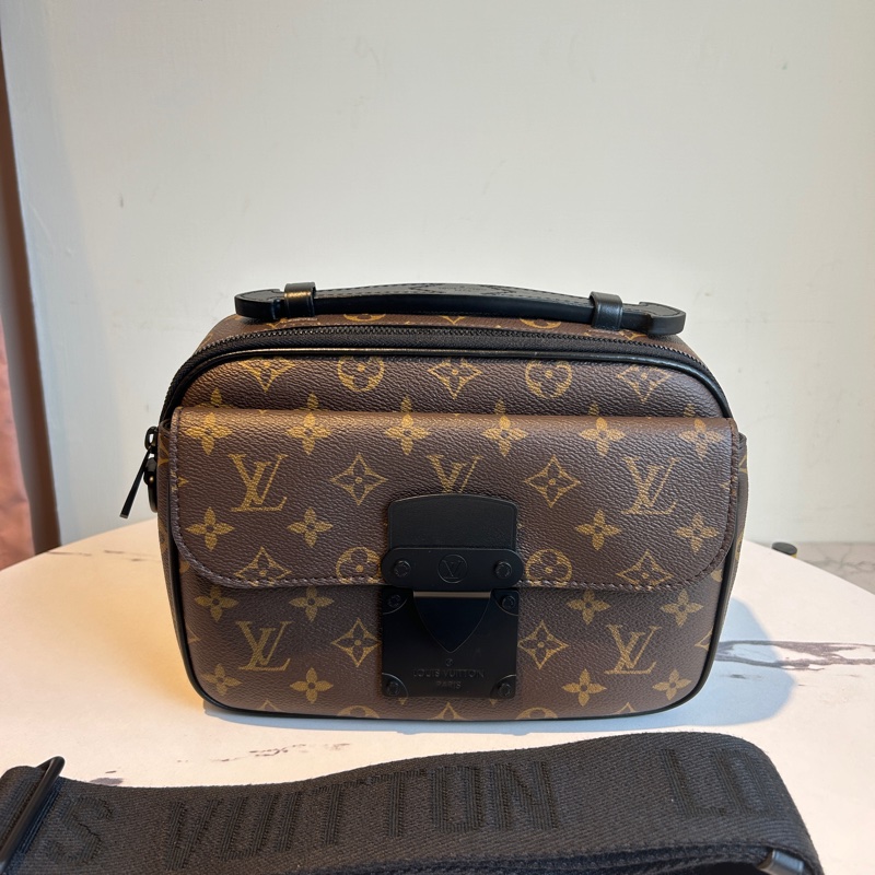 lv 郵差包🥳🥳男生背好好看-0