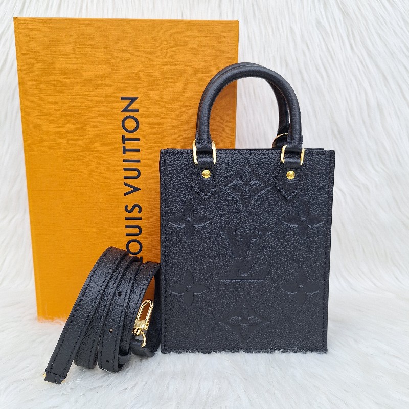 LV M81417晶片款 黑荔枝皮 金釦 MINI PETIT SAC PLAT 琴譜包-0