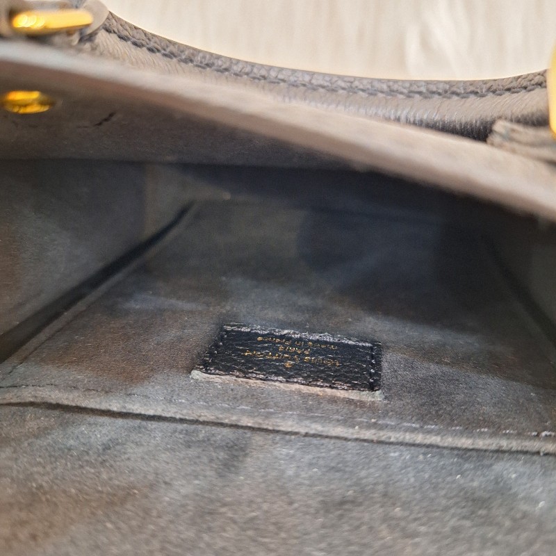 LV M81417晶片款 黑荔枝皮 金釦 MINI PETIT SAC PLAT 琴譜包-12