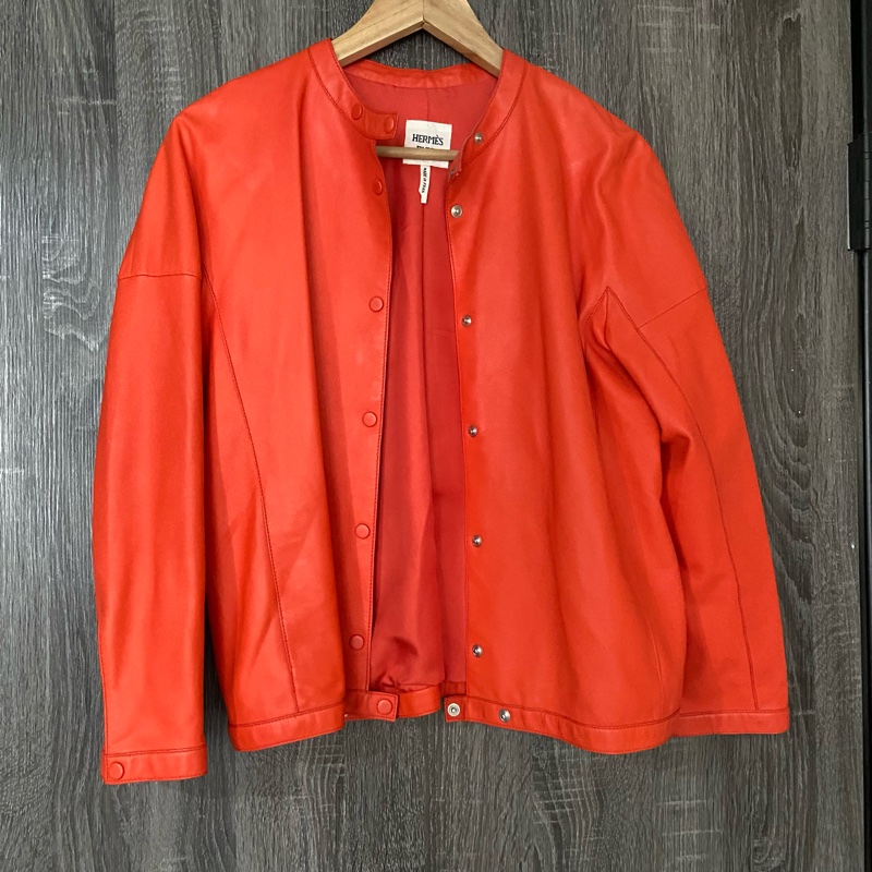 【美收精品】Hermes 品牌標準色 橘紅皮衣外套 銀釦 98-149-0