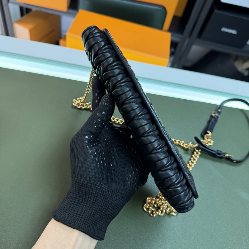 Miu Miu 黑色 WOC 皺摺錢包 鏈條包🩶-4