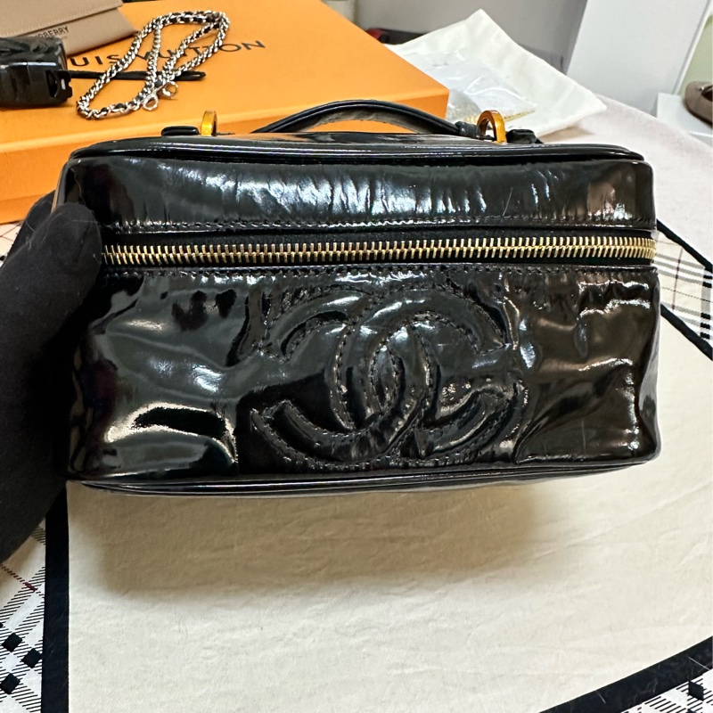 CHANEL 漆皮化妝包-7