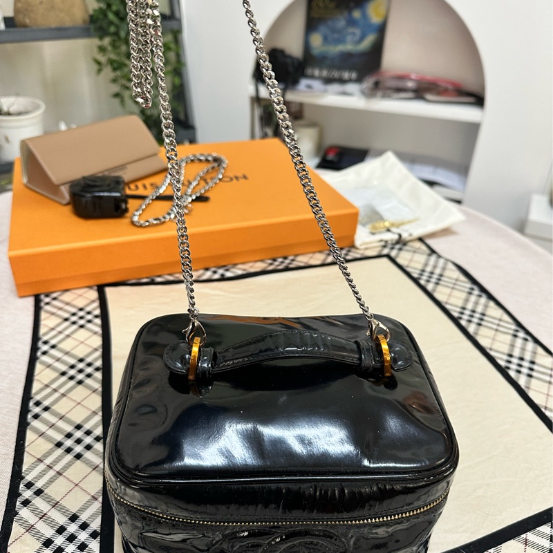 CHANEL 漆皮化妝包-8