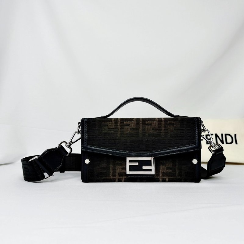 FENDI Soft Trunk Baguette盒包-0